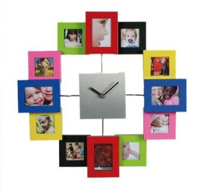 Zegar z kolorowymi ramkami na fotografie